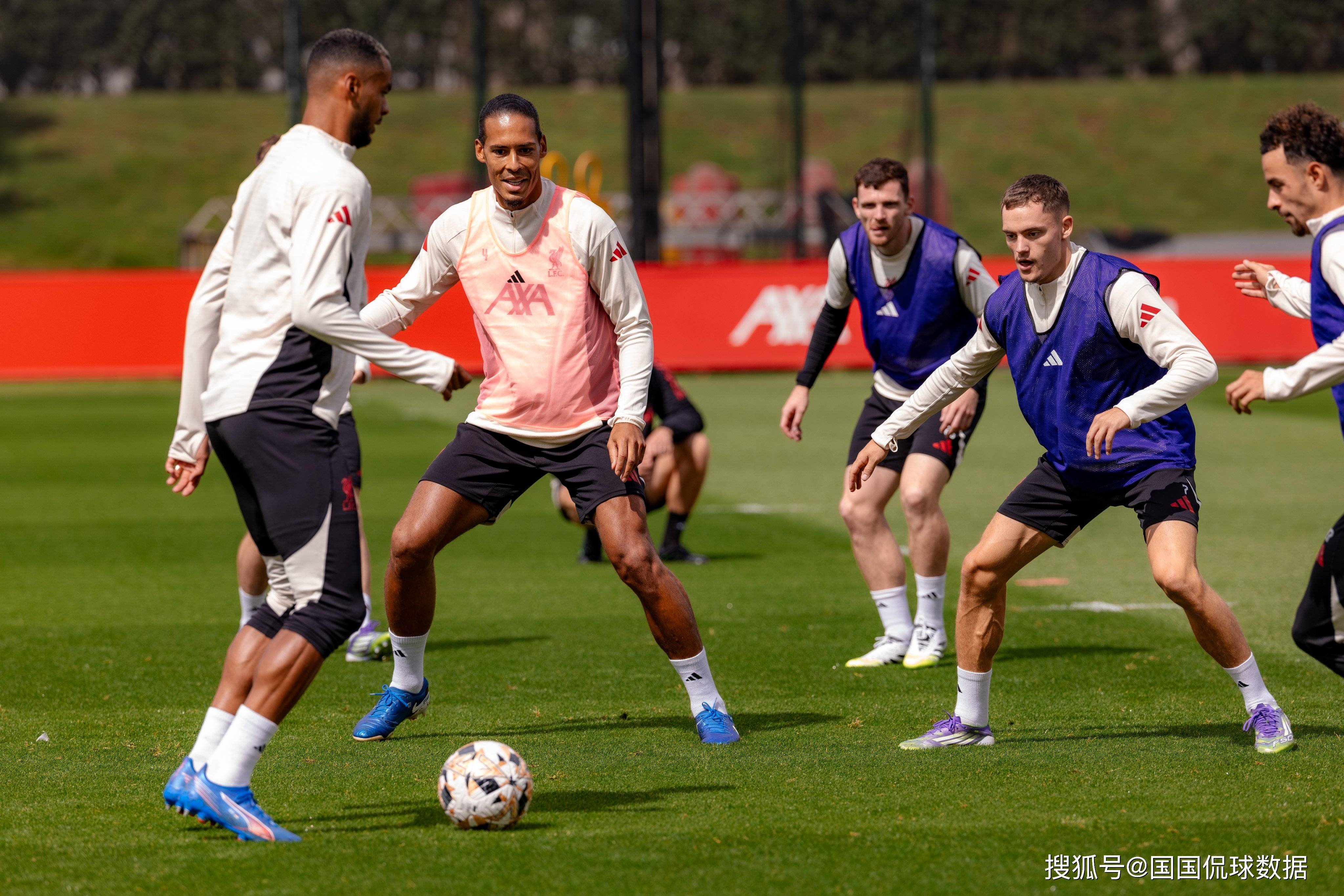 巴黎圣日耳曼迎社区盾关键赛，今晚外线爆发，气氛紧张，阵容厚度经受考验的简单介绍